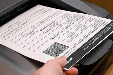 Uma impressora de CRLV-e em funcionamento, com documentos visíveis e profissionais em ação.